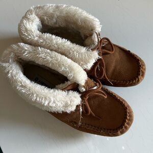 Cozy Airwalk Size 10 Tan & Cream Moccasin Slippers with Plush Lining Shoes